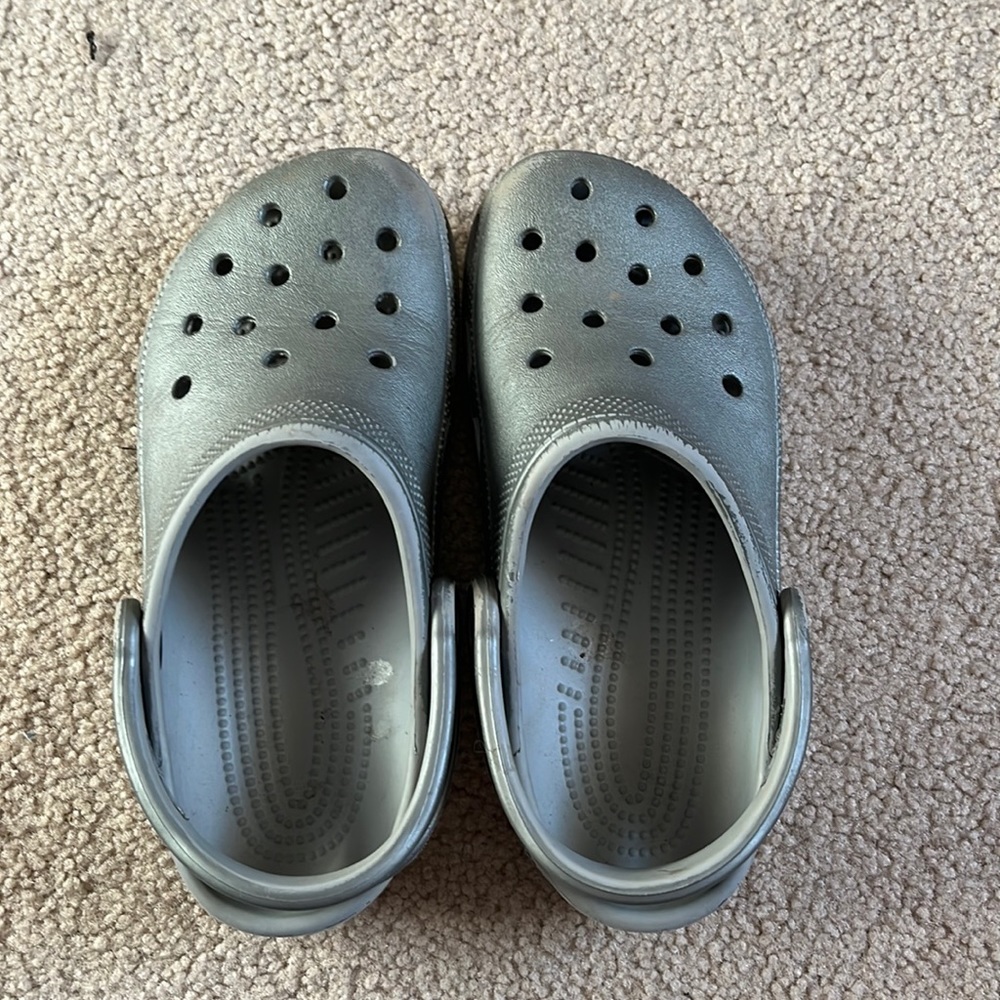 Crocs- silver Women’s size 6
